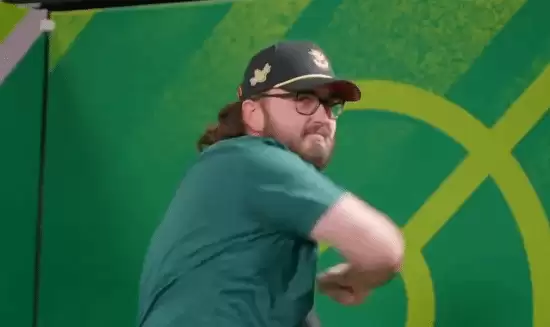 电竞冠军因庆祝动作被判负!玩家抗议:裁判才该开除 电竞冠军因庆祝动作被判负!玩家抗议:裁判才该开除