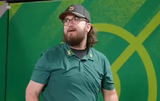 电竞冠军因庆祝动作被判负!玩家抗议:裁判才该开除 电竞冠军因庆祝动作被判负!玩家抗议:裁判才该开除