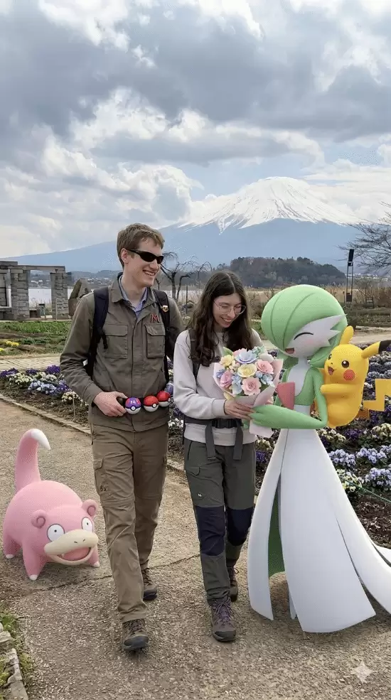 羡煞旁人!国外男子用大师球求婚:她笑着答应了 羡煞旁人!国外男子用大师球求婚:她笑着答应了