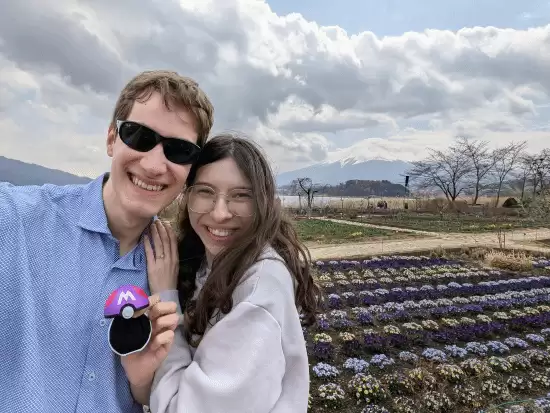 羡煞旁人!国外男子用大师球求婚:她笑着答应了 羡煞旁人!国外男子用大师球求婚:她笑着答应了