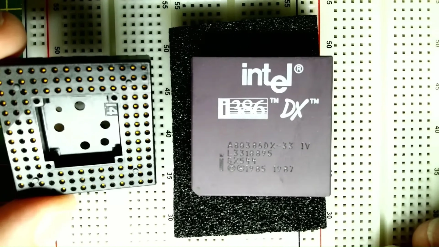 ���Ӱ�������ս�������װ Intel 386 ϵͳ�����ֶ����� 136 �� CPU ���