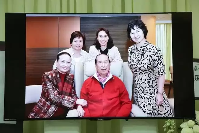 ����Ů���γ�ʛ������һ��δ���޶���Ů���������Ѱ��������