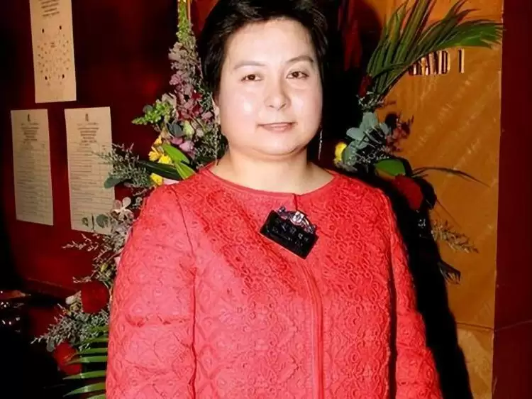 ����Ů���γ�ʛ������һ��δ���޶���Ů���������Ѱ��������