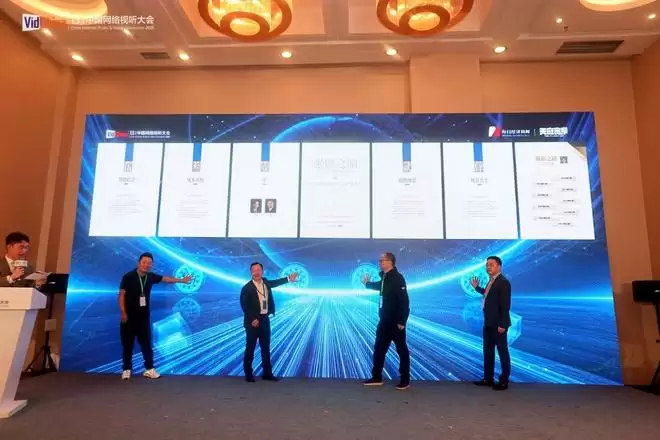 ���ƾ�ý��Ҳ���о�����׷�Ķ̾硱����ǿӰ֮·���״ξ۽��̾磬�ֻ��˵ġ��±��䡱���㻹�ڵ͹�����