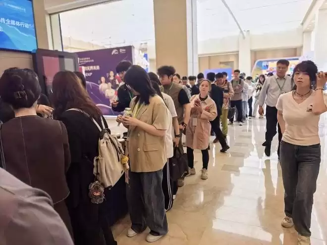 ���ƾ�ý��Ҳ���о�����׷�Ķ̾硱����ǿӰ֮·���״ξ۽��̾磬�ֻ��˵ġ��±��䡱���㻹�ڵ͹�����