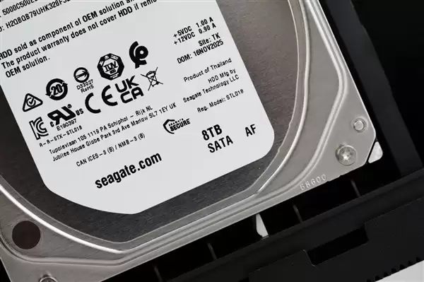 ����LaCie 8big Pro5 64TB����Ӳ��ͼ�ͣ�8��λ�������洢�������