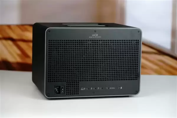 ����LaCie 8big Pro5 64TB����Ӳ��ͼ�ͣ�8��λ�������洢�������