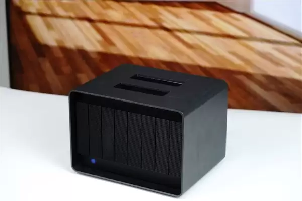 ����LaCie 8big Pro5 64TB����Ӳ��ͼ�ͣ�8��λ�������洢�������