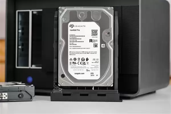����LaCie 8big Pro5 64TB����Ӳ��ͼ�ͣ�8��λ�������洢�������