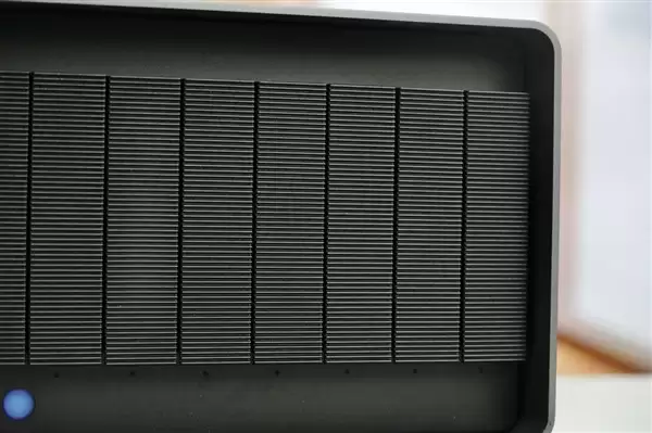 ����LaCie 8big Pro5 64TB����Ӳ��ͼ�ͣ�8��λ�������洢�������