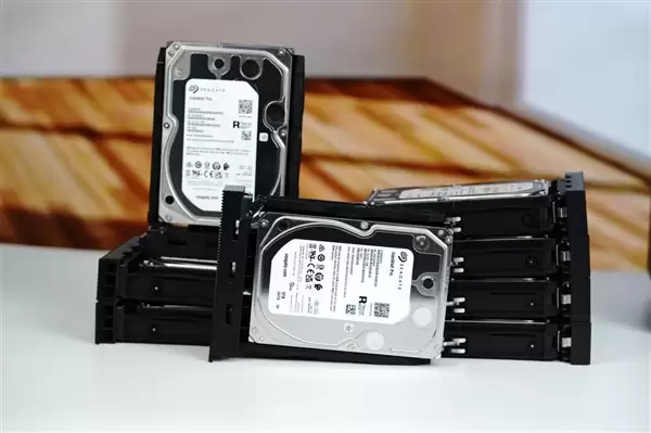 ����LaCie 8big Pro5 64TB����Ӳ��ͼ�ͣ�8��λ�������洢�������