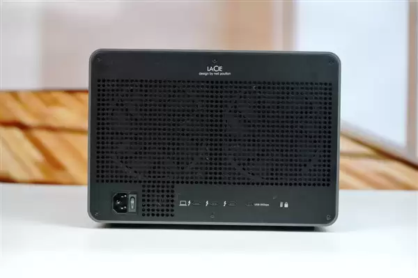����LaCie 8big Pro5 64TB����Ӳ��ͼ�ͣ�8��λ�������洢�������