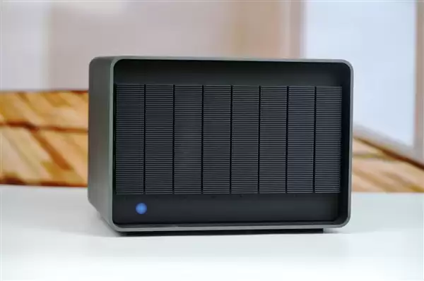 ����LaCie 8big Pro5 64TB����Ӳ��ͼ�ͣ�8��λ�������洢�������