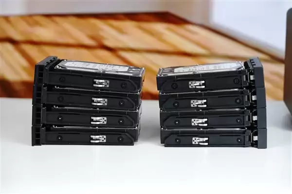����LaCie 8big Pro5 64TB����Ӳ��ͼ�ͣ�8��λ�������洢�������