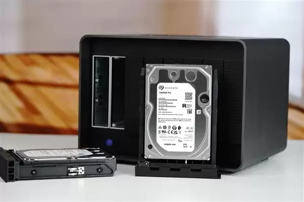 ����LaCie 8big Pro5 64TB����Ӳ��ͼ�ͣ�8��λ�������洢�������