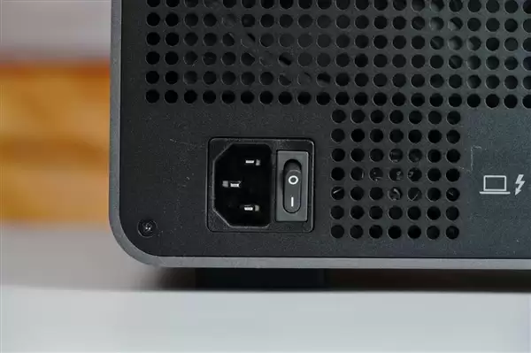 ����LaCie 8big Pro5 64TB����Ӳ��ͼ�ͣ�8��λ�������洢�������