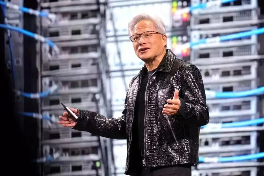 黄仁勋发布三代AI芯片,个人超算算力达每秒1000万亿次,DeepSeek受益最大 黄仁勋发布三代AI芯片,个人超算算力达每秒1000万亿次,DeepSeek受益最大